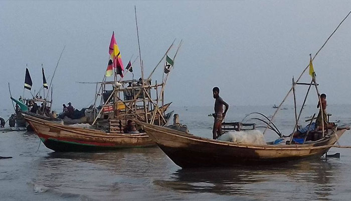 মহাজনদের চড়াসুদে বাঁধা সমুদ্রগামী শুটকী পল্লীর জেলেদের জীবন জীবিকা